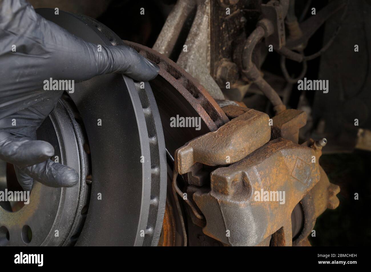 Confronto tra disco del freno usurato e nuovo. Sostituzione dei freni. Foto Stock