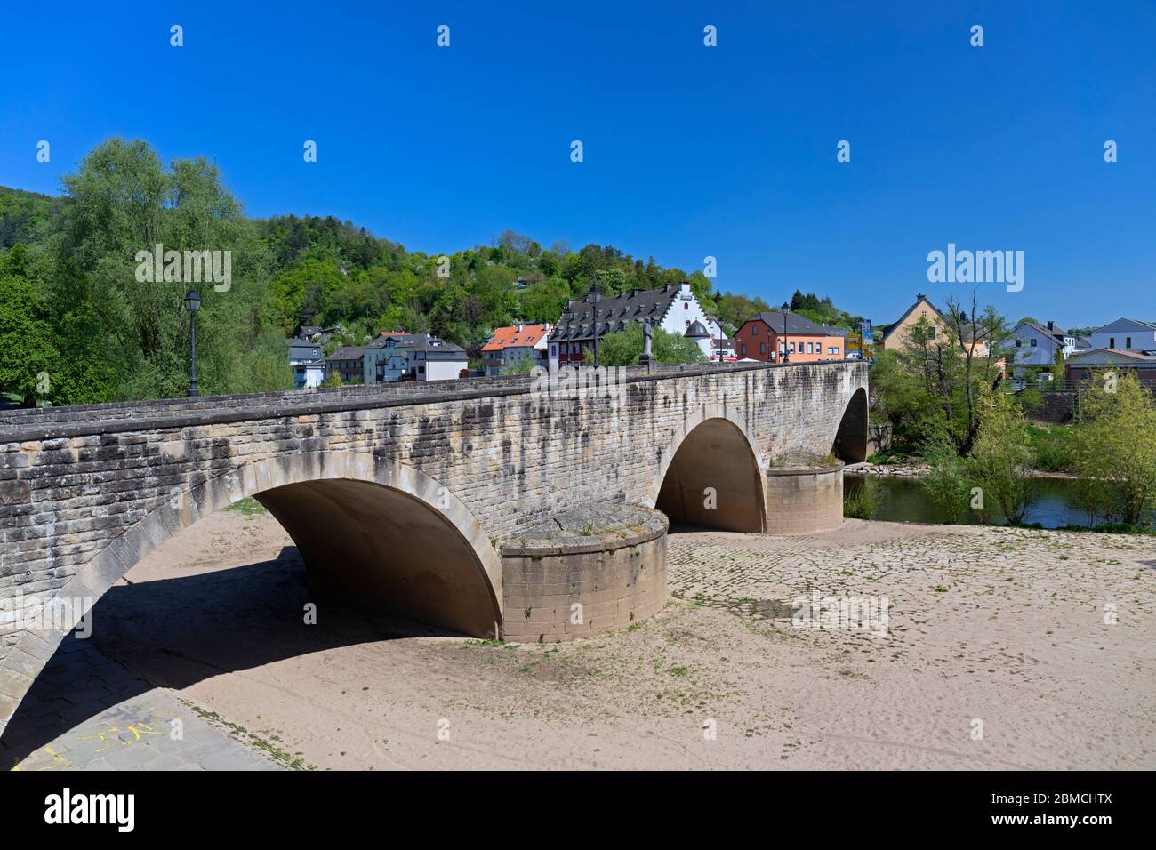 Europa, Lussemburgo, Grevenmacher, Echternach, Ponte sul fiume Sûre che costituisce il confine con la Germania (chiuso durante la Pandemia Covid-19, 2020) Foto Stock