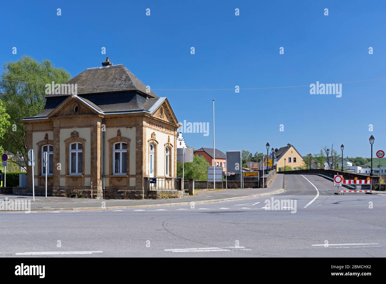 Europa, Lussemburgo, Grevenmacher, Echternach, Ponte sul fiume Sûre che costituisce il confine con la Germania (chiuso durante la Pandemia Covid-19, 2020) Foto Stock