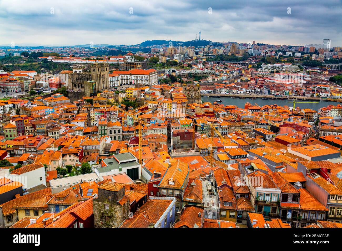 Vista aerea dei vecchi edifici storici della città di Porto e Vila Nova de Gaia con il fiume Douro, Portogallo Foto Stock