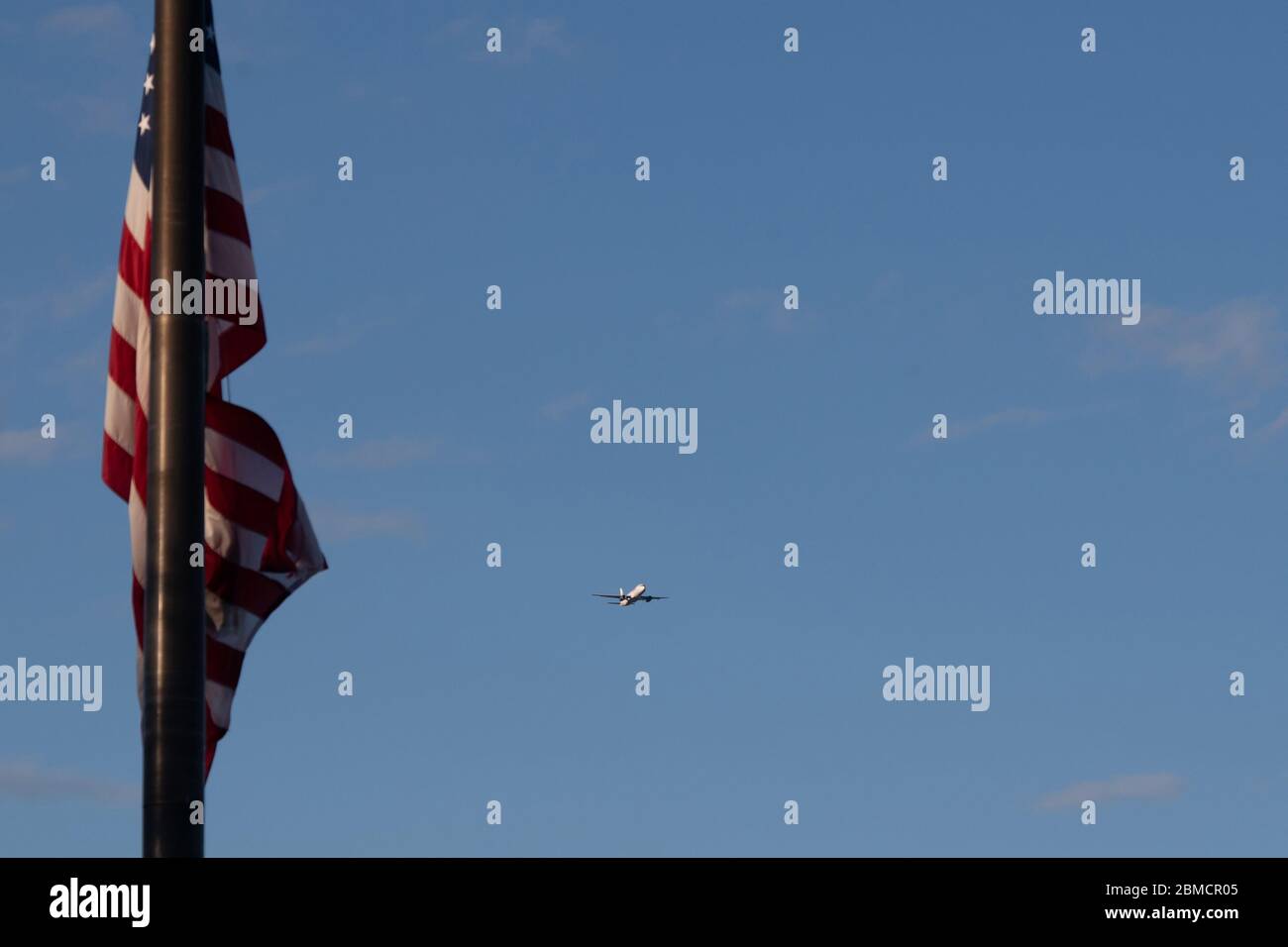 New York, Stati Uniti. 7 maggio 2020. JetBlue rende omaggio agli operatori sanitari con un saluto speciale di volo a bassa altitudine sopra Manhattan durante la pandemia di coronavirus. COVID-19 si è diffusa nella maggior parte dei paesi del mondo, mietendo oltre 270,000 vite con infezioni oltre 3.9 milioni di persone. Credit: Ron Adar/SOPA Images/ZUMA Wire/Alamy Live News Foto Stock