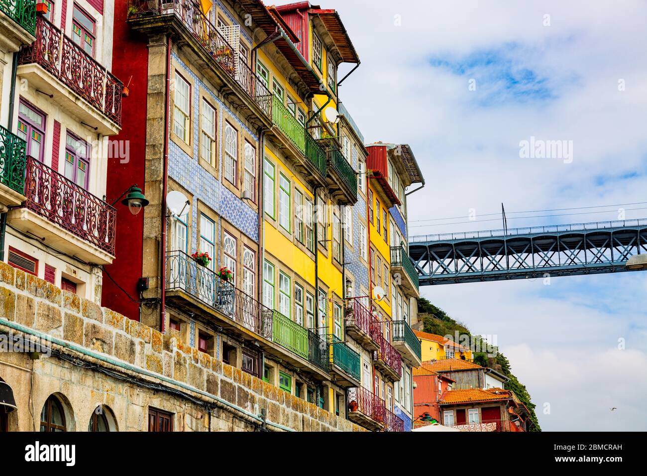 Splendidi edifici storici e colorati nella città vecchia di Ribeira, nella città di Porto, Portogallo Foto Stock
