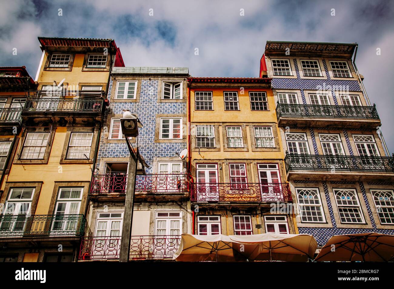 Splendidi edifici storici e colorati nella città vecchia di Ribeira, nella città di Porto, Portogallo Foto Stock