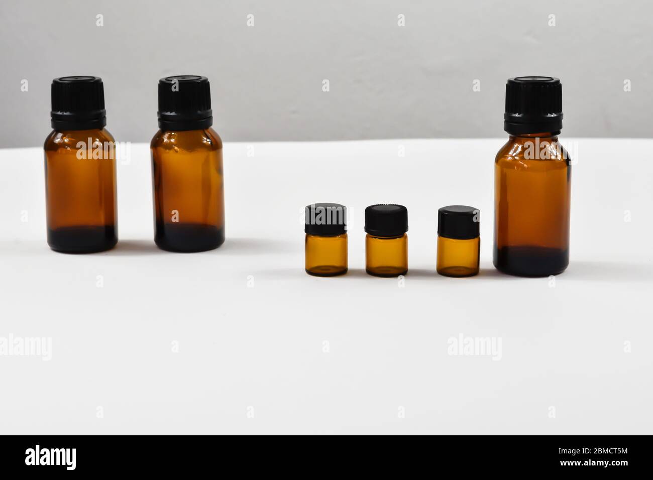 Vista frontale di cinque vetri essential dell'olio Foto Stock