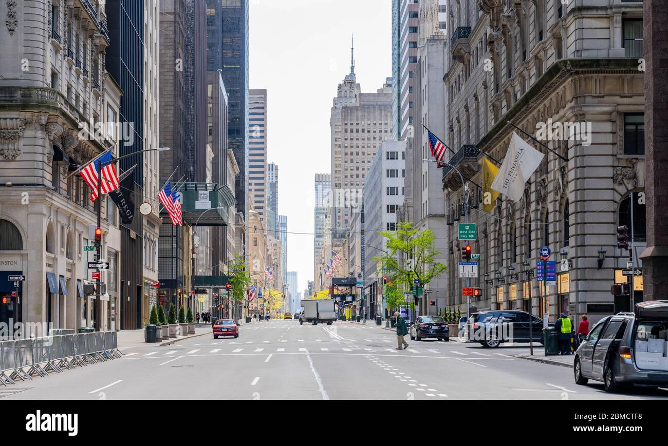 Manhattan, New York - 7 maggio 2020: Rare strade vuote della Fifth Avenue New York City durante lo scoppio Pandemico del COVID-19. Foto Stock