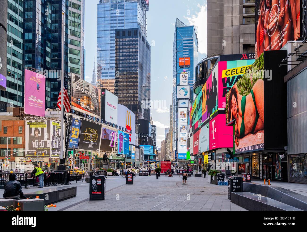 Manhattan, New York - 7 maggio 2020: Strade di Times Square New York City, non comunemente vuote, durante lo scoppio pandemico del COVID-19. Foto Stock