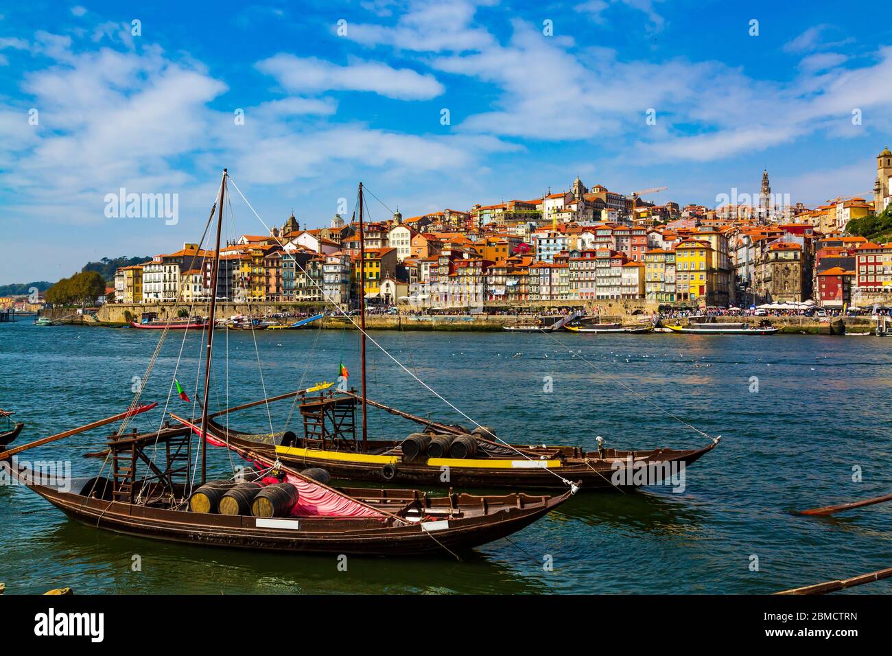Porto, Portogallo, città vecchia di Riberia e fiume Douro con le tradizionali barche Rabelo Foto Stock