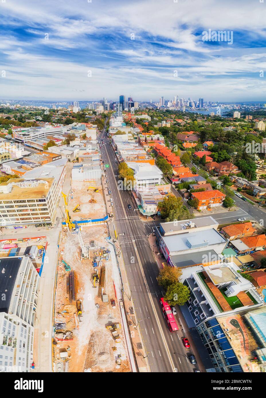 Nuova stazione ferroviaria della metropolitana di Sydney nel sobborgo di Crows Nest della Lower North Shore - panorama verticale aereo verso il CBD e il porto della città. Foto Stock