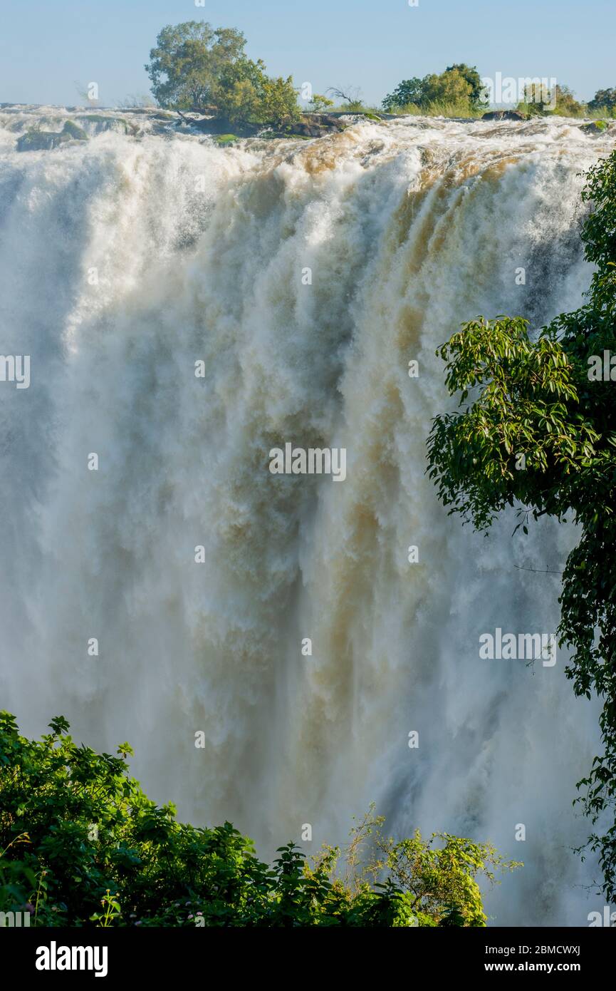 Vista dallo Zambia delle Cascate Vittoria al confine con lo Zambia e lo Zimbabwe. Foto Stock