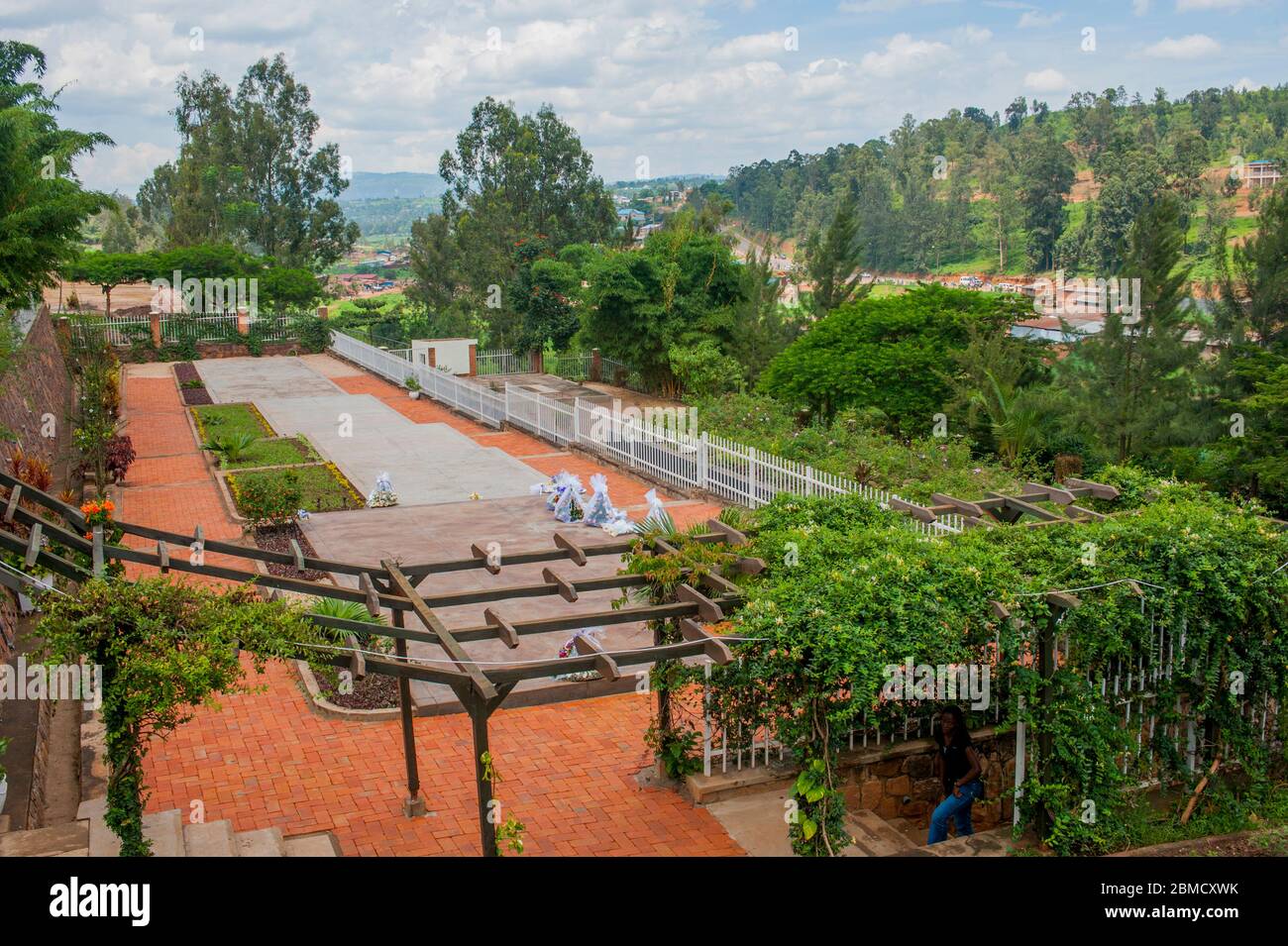 Vista delle tombe di massa al Memoriale del genocidio di Kigali in Ruanda è il luogo di riposo finale per più di 250,000 vittime del genocidio contro il Foto Stock