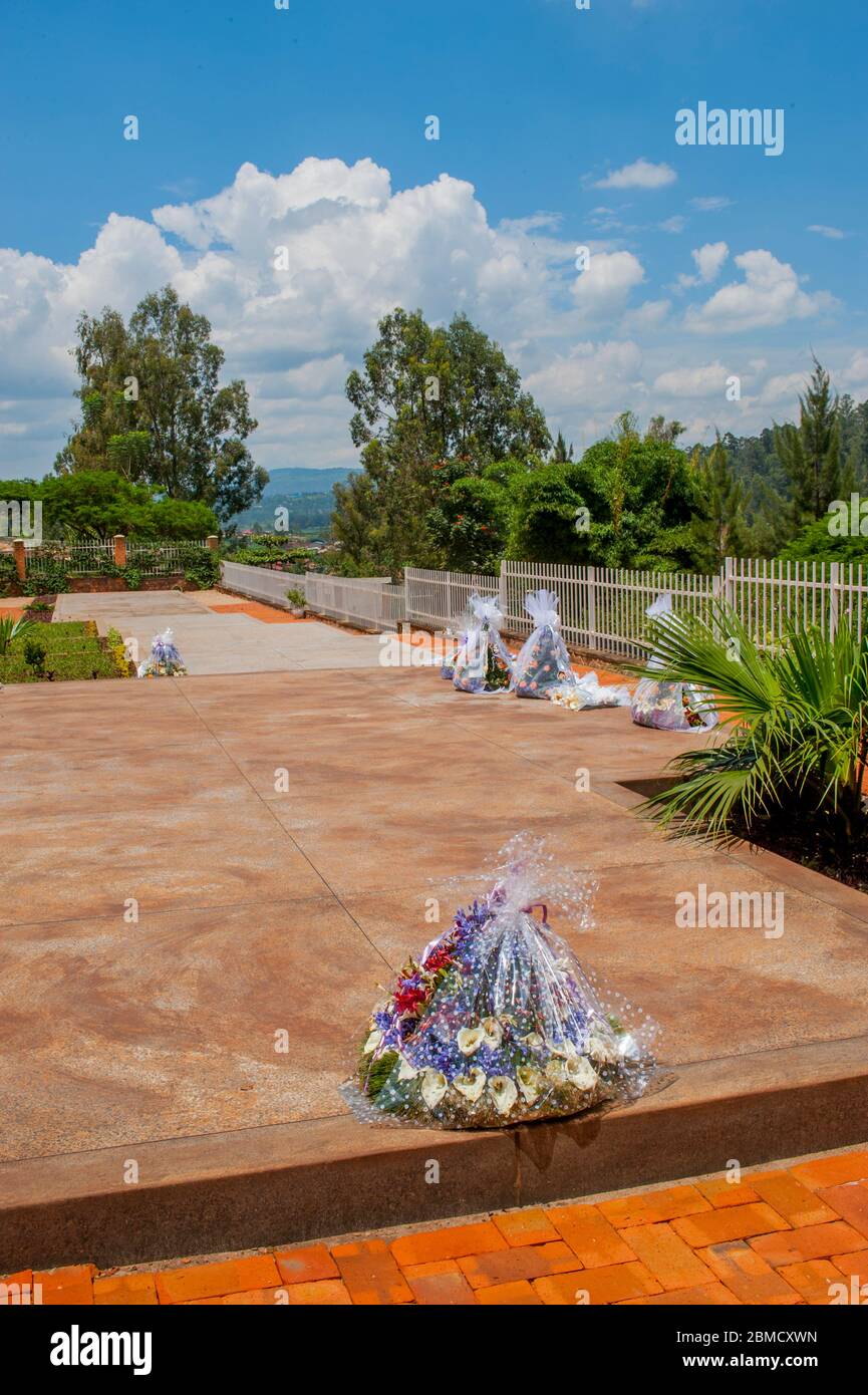 Vista delle tombe di massa al Memoriale del genocidio di Kigali in Ruanda è il luogo di riposo finale per più di 250,000 vittime del genocidio contro il Foto Stock