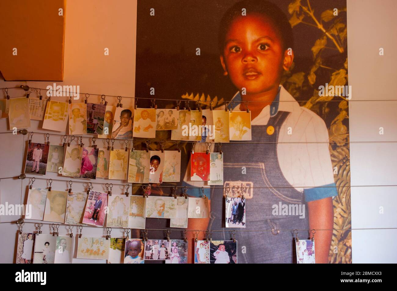 Foto dei bambini scomparsi al Memoriale del genocidio di Kigali in Ruanda, che è il luogo di riposo finale per più di 250,000 vittime della Genocide ag Foto Stock