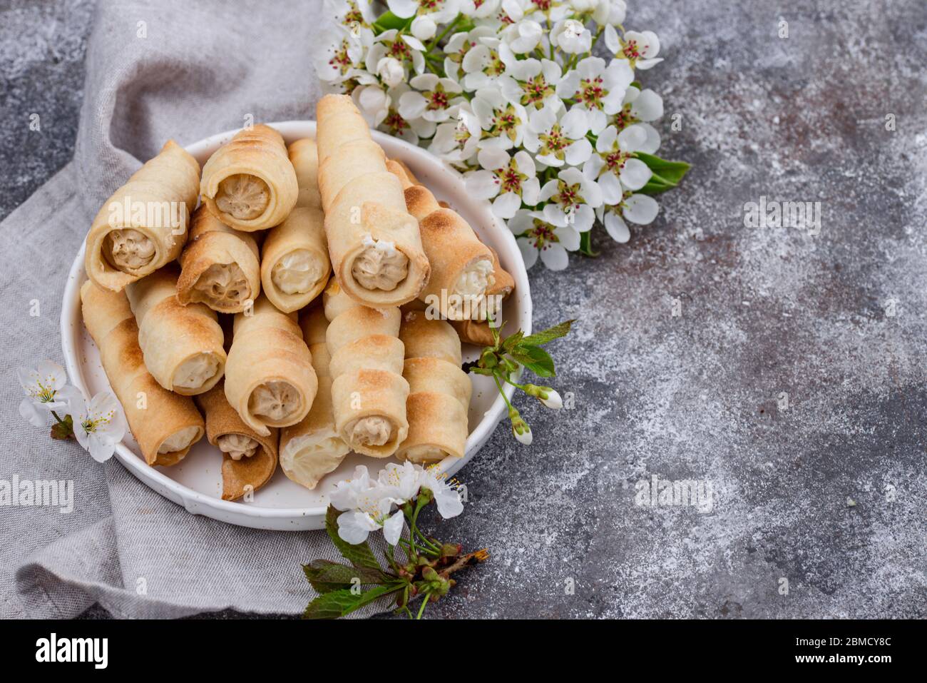 Tubule dolce o coni con crema Foto Stock