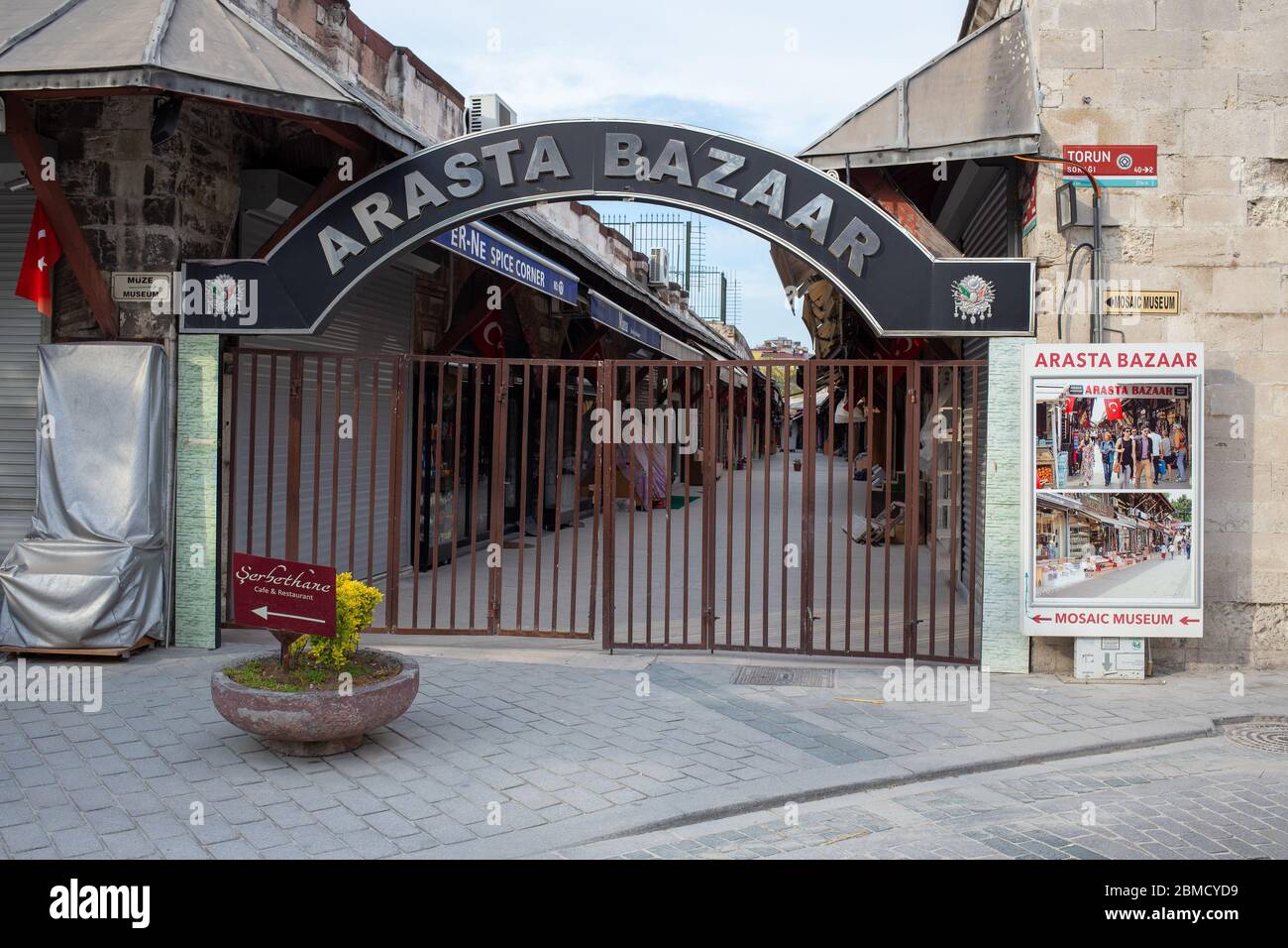 Vista chiusa del Bazaar di Arasta. Strade e piazze sono vuote a causa del nuovo tipo di coronavirus, Covid 19, focolaio nel quartiere Sultanahmet. Foto Stock