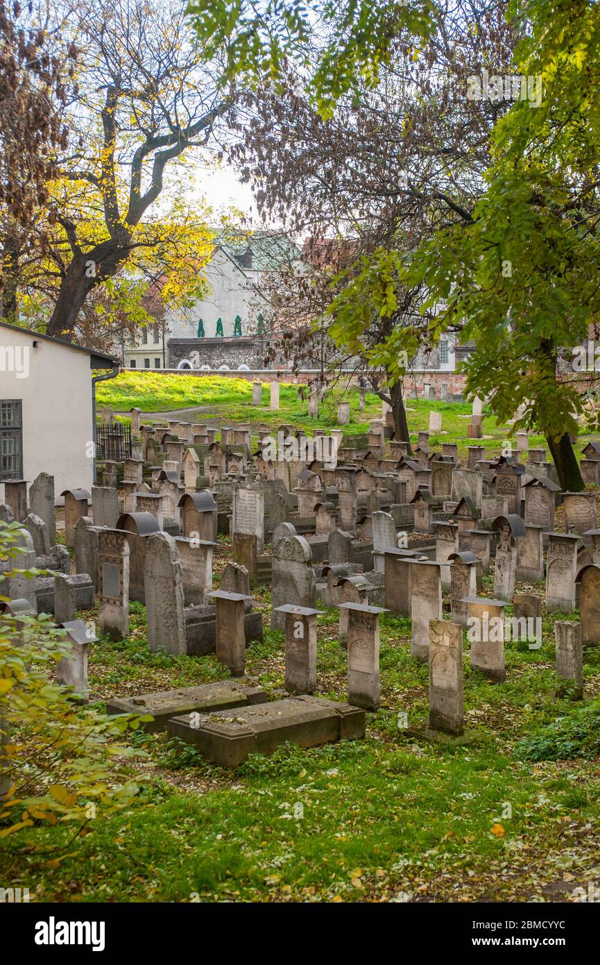 Il cimitero della sinagoga Remuh a Kazimierz, un quartiere ebraico e storico nella città vecchia di Cracovia, Polonia. Foto Stock