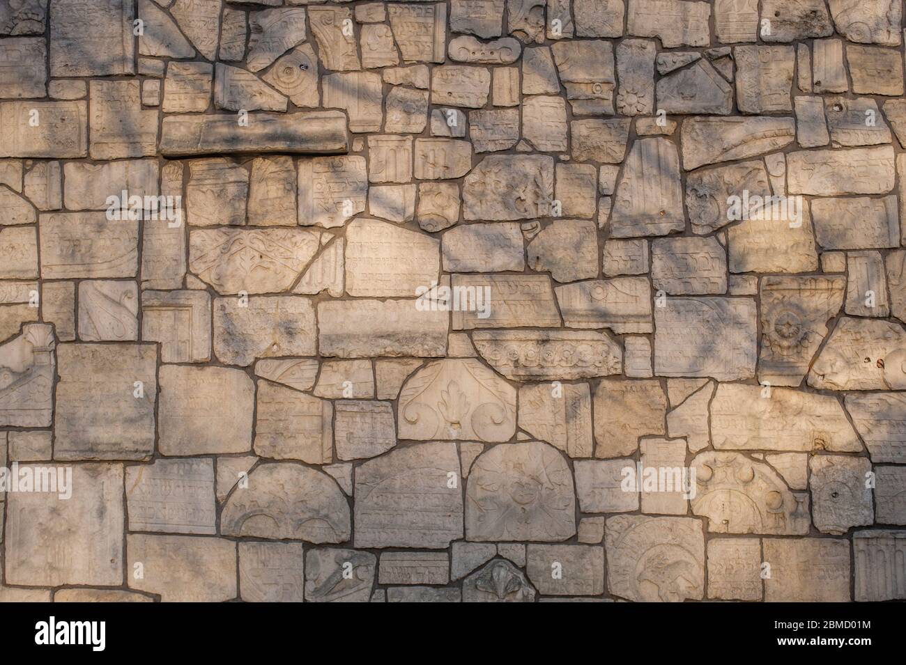Il Muro del Pianto, costruito con piccoli frammenti di lapidi, presso la Sinagoga Remuh a Kazimierz, un quartiere ebraico e storico nella città vecchia di Foto Stock