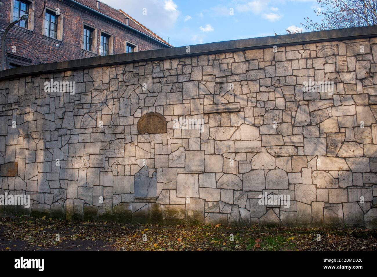 Il Muro del Pianto, costruito con piccoli frammenti di lapidi, presso la Sinagoga Remuh a Kazimierz, un quartiere ebraico e storico nella città vecchia di Foto Stock