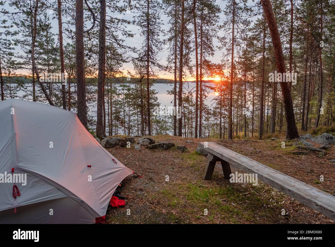 Campeggio turistico all'alba nel parco nazionale finlandese di Karelia, Finlandia. Foto Stock