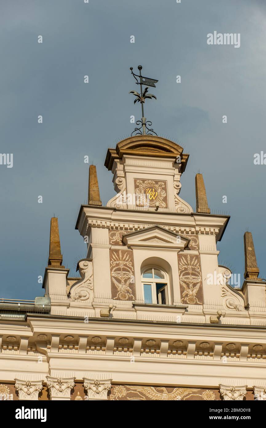 Dettaglio dell'architettura in stile Liberty sulle case della piazza del mercato (Rynek Glowny) di Cracovia, Polonia. Foto Stock