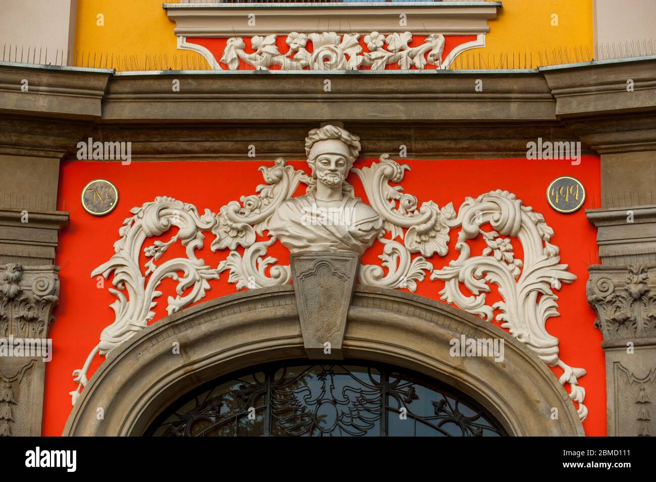 Dettaglio dell'architettura in stile Liberty sulle case della piazza del mercato (Rynek Glowny) di Cracovia, Polonia. Foto Stock
