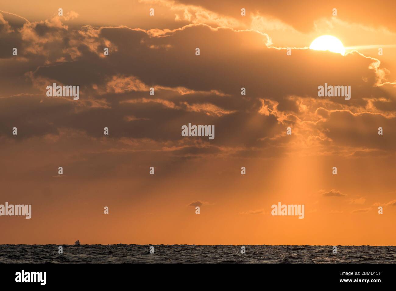 Ora d'oro del tramonto sulla riva del mare rosso con il cielo spettacolare e il sole dorato Foto Stock