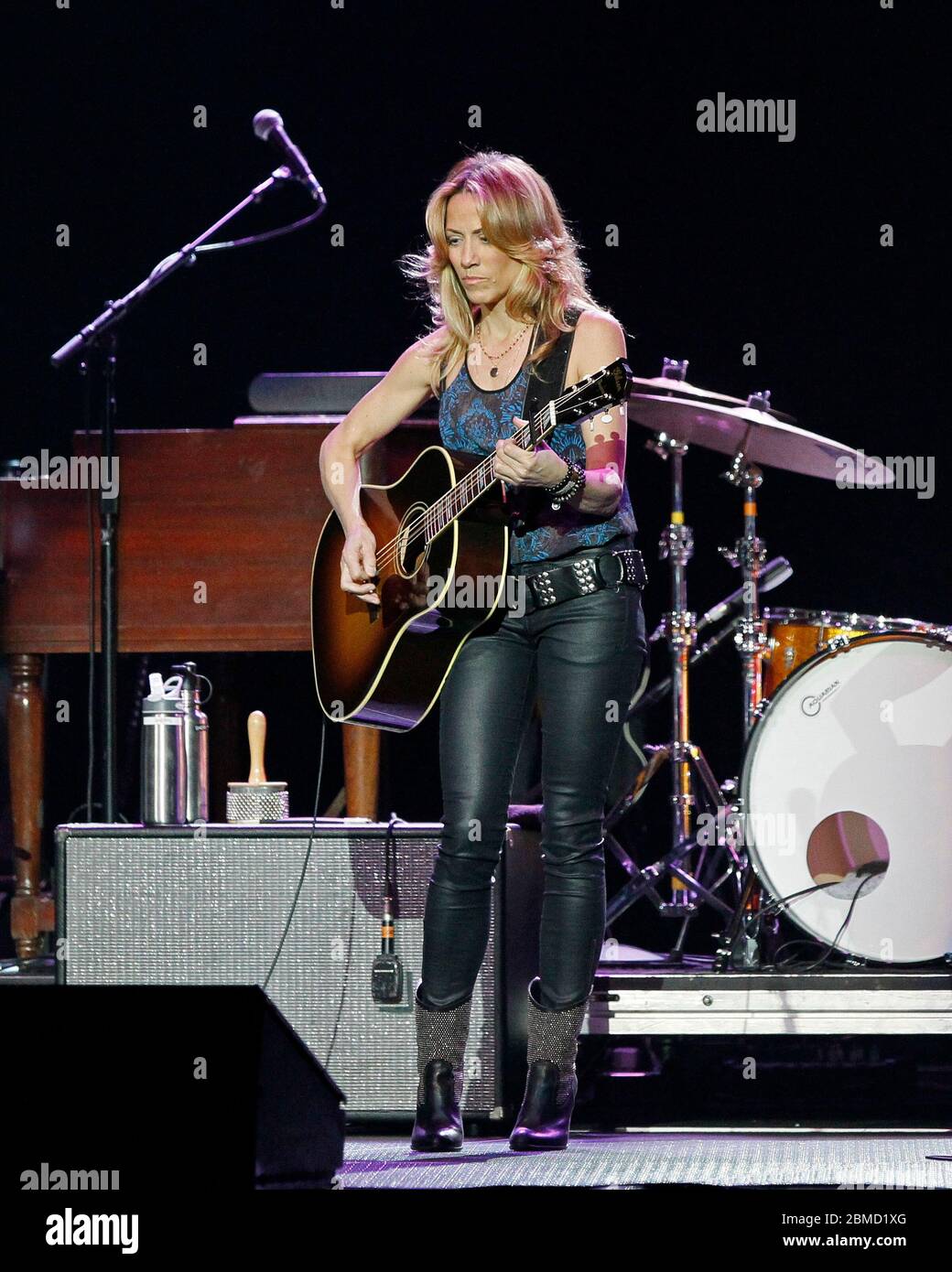 Sheryl Crow suona presso l'Hard Rock Live Arena di Hollywood, Florida. Foto Stock