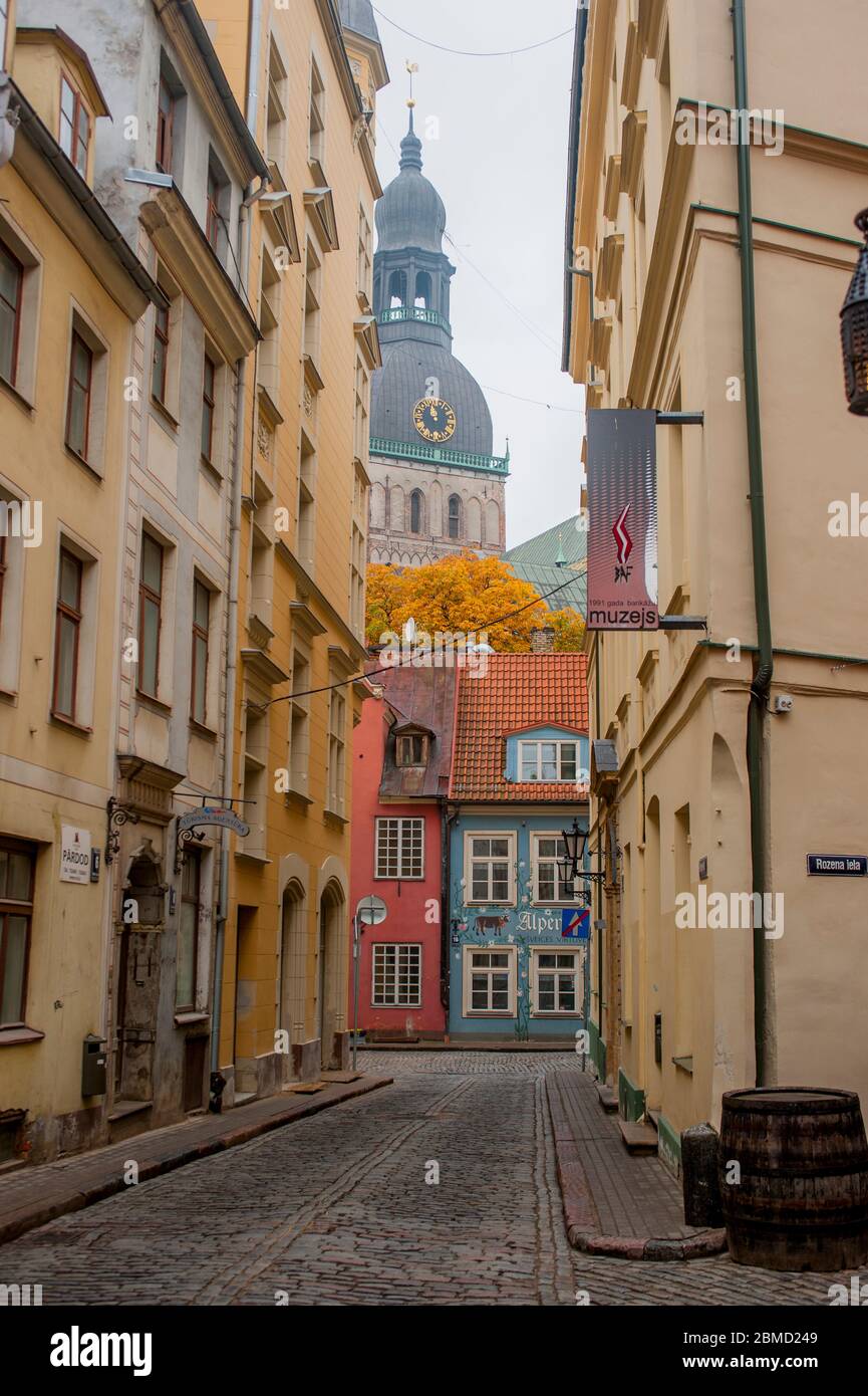 Scena di strada a riga, Lettonia, con la cattedrale sullo sfondo. Foto Stock