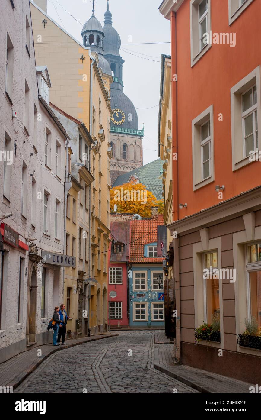 Scena di strada a riga, Lettonia, con la cattedrale sullo sfondo. Foto Stock