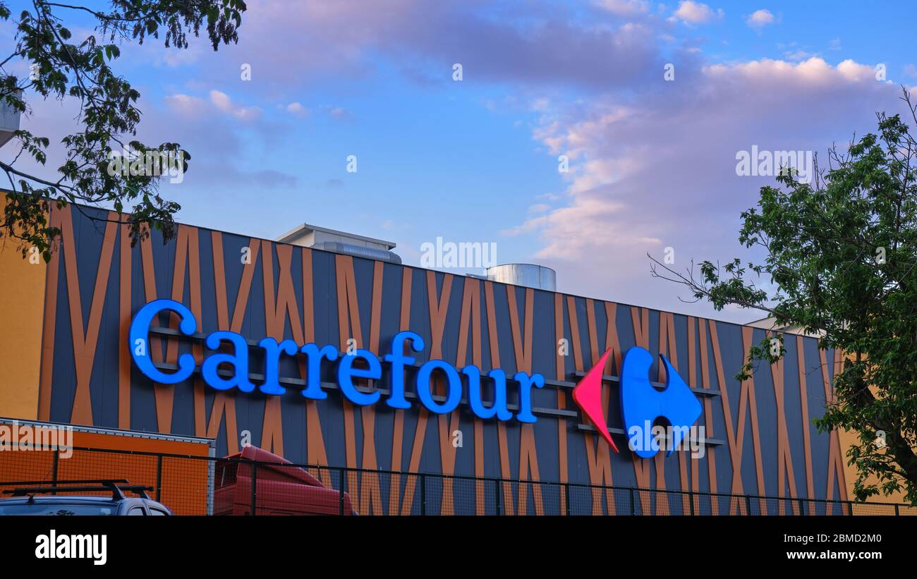 Logo del mercato Carrefour all'esterno dell'edificio del centro commerciale ParkLake a Bucarest, Romania - 29 aprile 2020. Editoriale illustrativo. Foto Stock