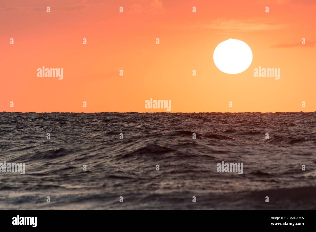 Ora d'oro del tramonto sulla riva del mare rosso con il cielo spettacolare e il sole dorato Foto Stock