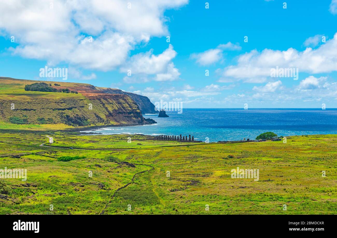 Veduta aerea del sito archeologico di Moai di AHU Tongariki e dell'Oceano Pacifico, Rapa Nui (Isola di Pasqua), Cile. Foto Stock