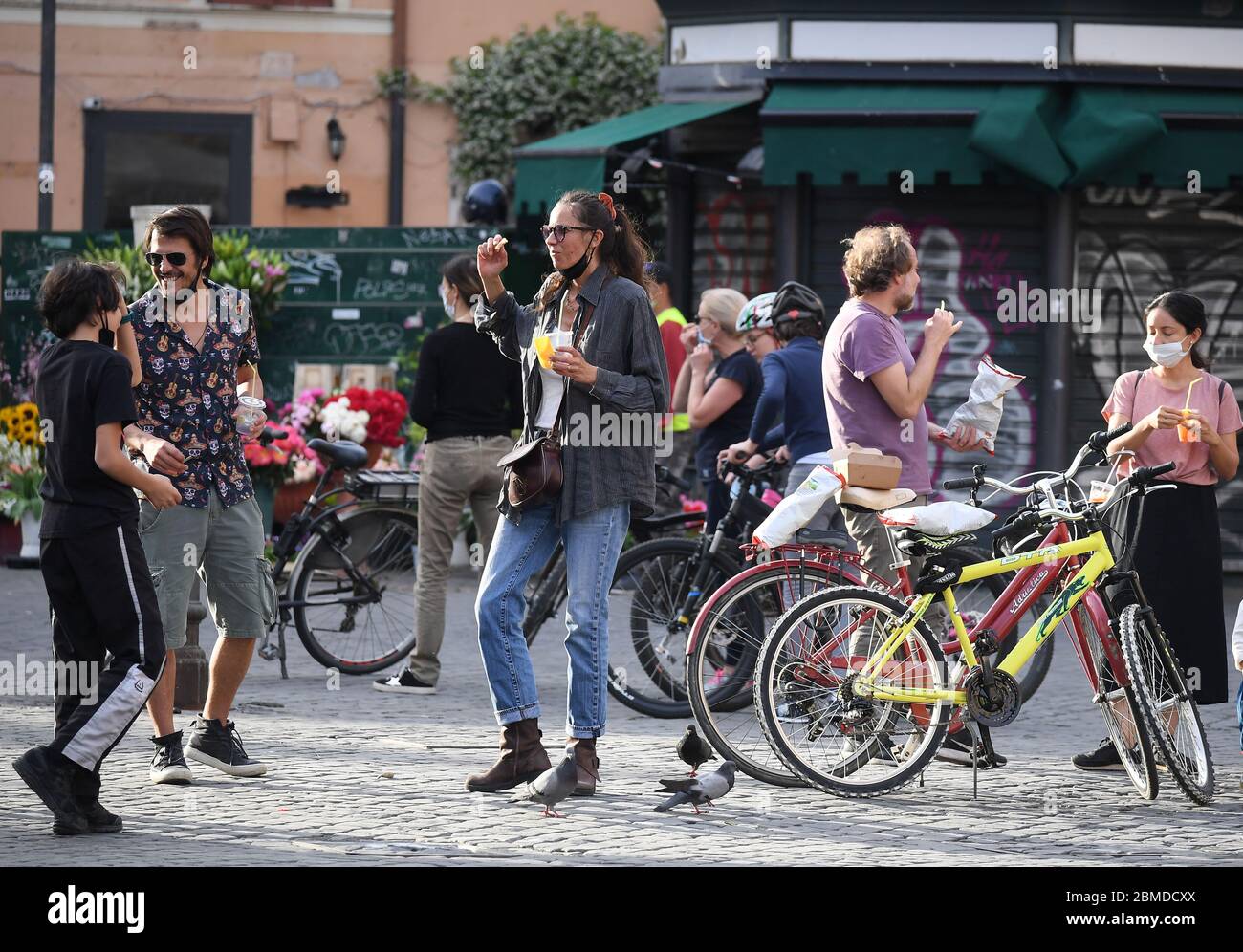 Roma, Italia. 8 maggio 2020. Il 8 maggio 2020 si terrà un aperitivo a campo de Fiori a Roma. L'Italia ha registrato venerdì una diminuzione dei casi di terapia intensiva COVID-19 e delle ospedalizzazioni, in quanto il numero di vittime ha superato il punteggio di 30,000, secondo il Dipartimento di protezione civile del Paese. Credit: Alberto Lingria/Xinhua/Alamy Live News Foto Stock