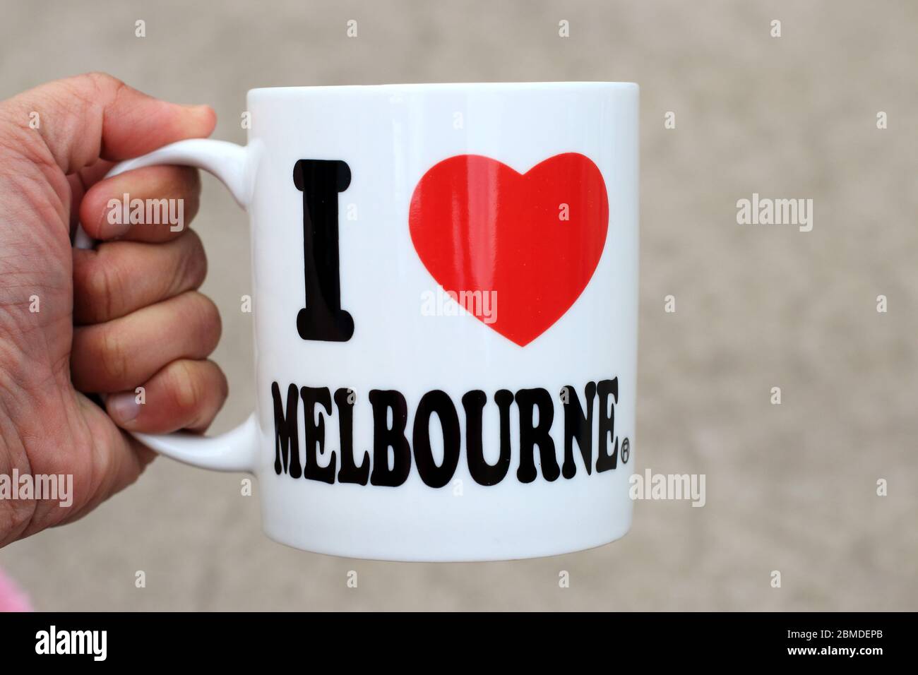 Primo piano della tazza bianca i Love Melbourne Foto Stock