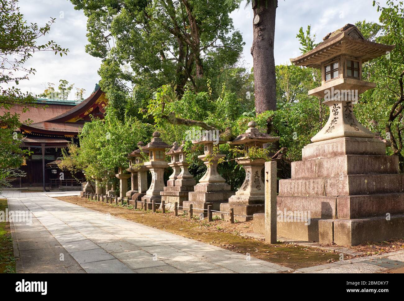 La vista di una tradizionale lanterna in pietra kaku-doro (piazza) che si standidung lungo il passo al santuario di Kitano Tenmangu. Kyoto. Giappone Foto Stock