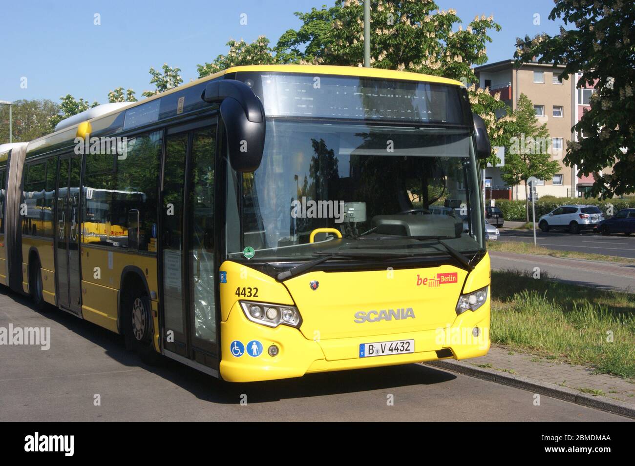Ein bei der Berliner BVG zum Einsatz kommender Bus der Bauart Scania citywide LFA. Foto Stock