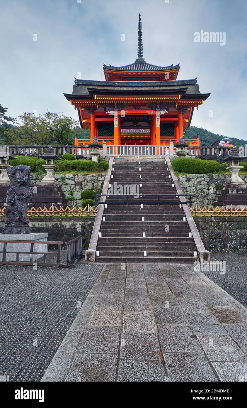 Le scale per la porta Ovest (sei-mon) che nascondono la pagoda a tre piani. Tempio Kiyomizu-dera. Kyoto. Giappone Foto Stock