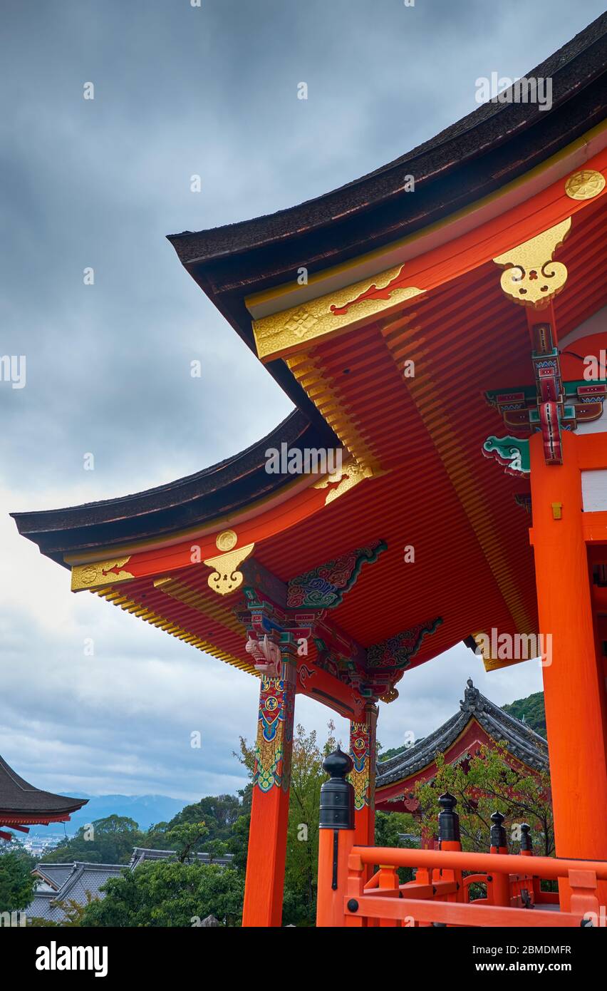 Il tetto curvo del cancello di West (sei-mon). Il tetto curvo si ritiene di scongiurare gli spiriti malvagi perché gli spiriti malvagi odiano le curve. Tempio Kiyomizu-dera. K Foto Stock