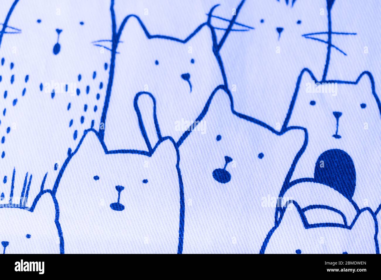 Tessitura di un tessuto bianco con disegni di gatti. Sfondo di gatti carini  nei colori bianco e blu Foto stock - Alamy