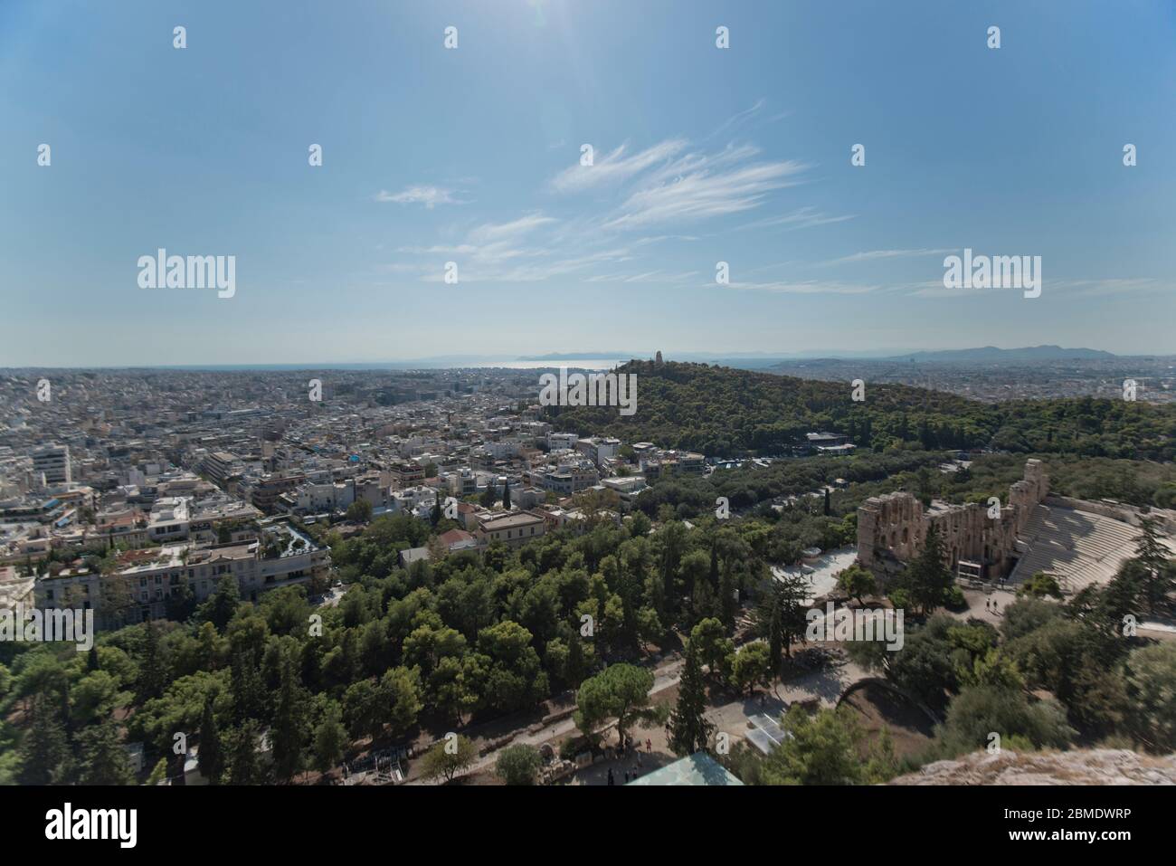 Vista panoramica di Atene dall'Acropoli, con l'Odeione di Erode Attico nell'angolo in basso a destra. Grecia Foto Stock