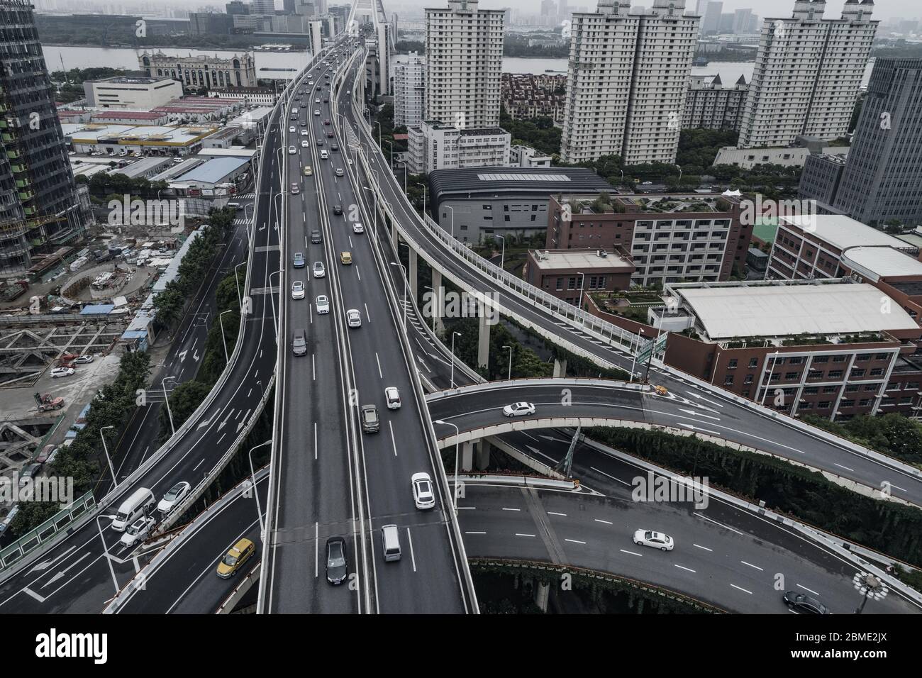 Vista aerea dell'autostrada e cavalcavia in città in un giorno nuvoloso Foto Stock