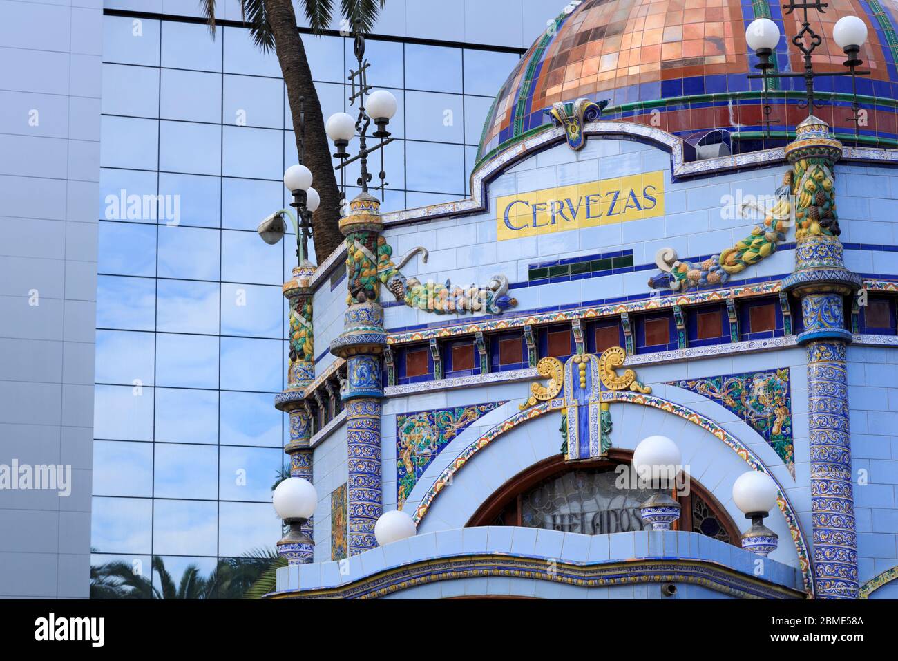 Cafe in San Telmo Park nel quartiere Triana, Las Palmas City, Gran Canaria Island, Isole Canarie, Spagna, Europa Foto Stock Cafe in San Telmo Park nel quartiere Triana, Las Palmas City, Gran Canaria Island, Isole Canarie, Spagna, Europa Foto Stock