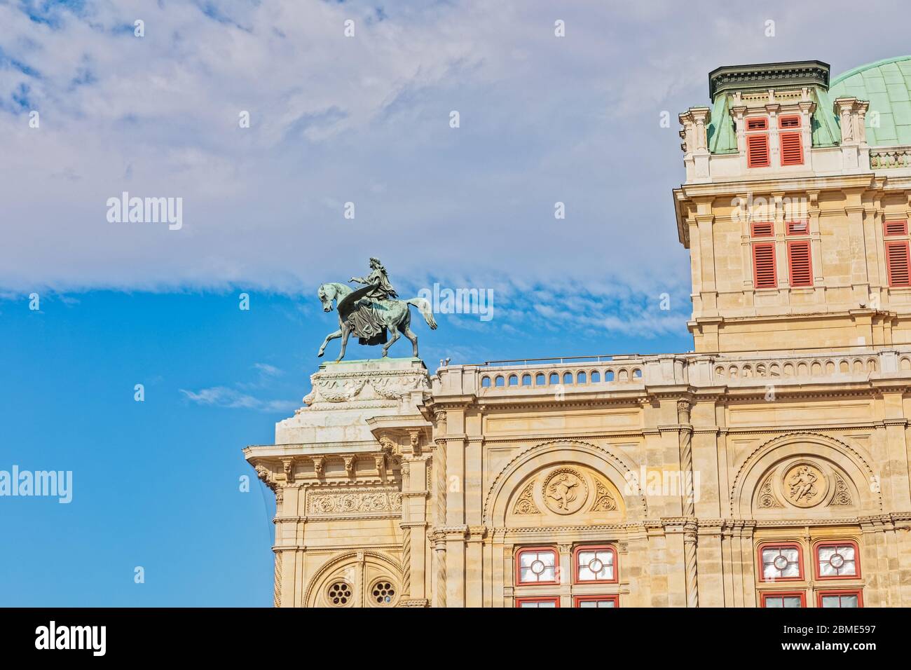 Statua dell'armonia sull'opera statale di Vienna Wiener Staatsoper Foto Stock