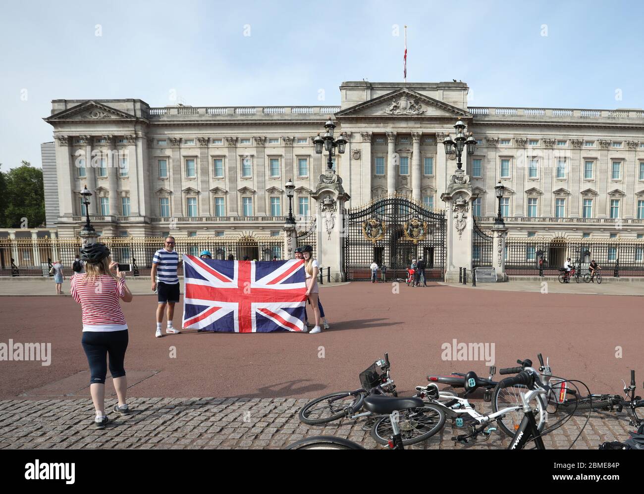 Quarantasei giorni di Lockdown, a Londra, che coincide con le celebrazioni  del 75° anniversario della Giornata del Ve. La gente posa con una bandiera  Union Jack di fronte a un molto tranquillo