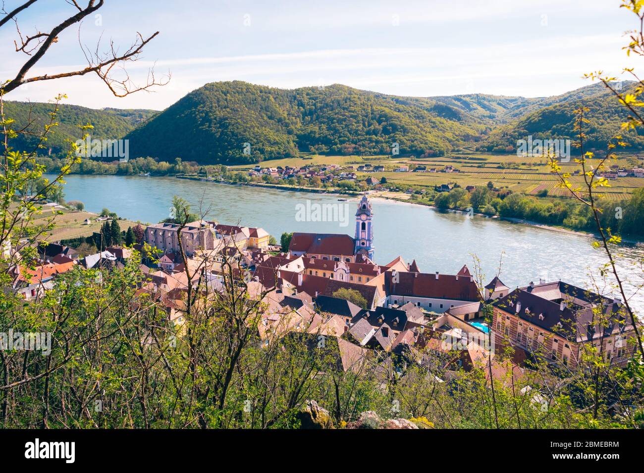 Città di Durnstein nella valle di Wachau con Torre Blu e Bianca della Chiesa dell'Abbazia e il Danubio dall'alto Foto Stock