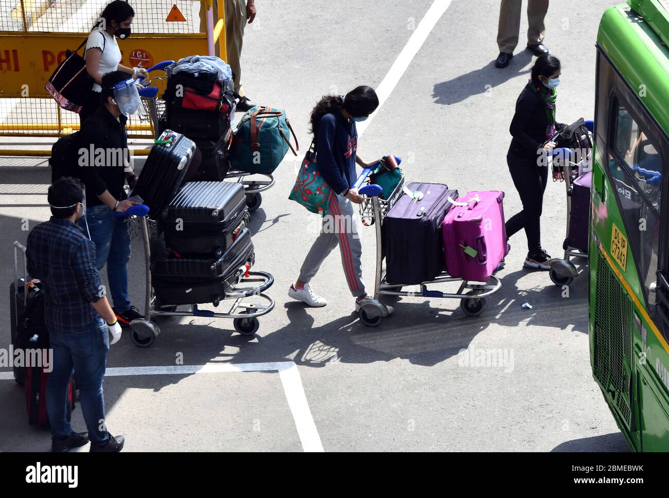 India, India. 8 maggio 2020. Gli indiani bloccati che arrivano da Singapore escono da un aeroporto di Nuova Delhi, India, il 8 maggio 2020. I voli che riportano gli indiani bloccati dall'estero hanno iniziato ad arrivare in India, ha detto i funzionari Venerdì. Credit: Partha Sarkar/Xinhua/Alamy Live News Foto Stock