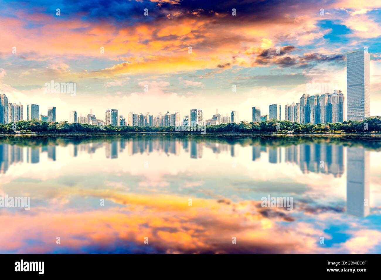 Edifici storici della città sotto la luce della sera Foto Stock