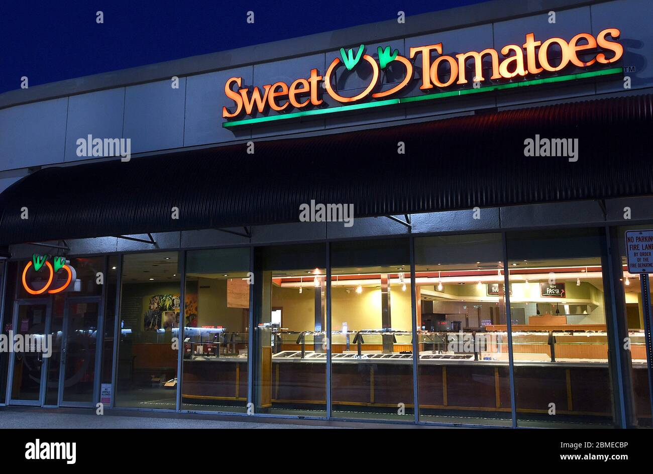 Orlando, Stati Uniti. 8 maggio 2020. Un ristorante Sweet Tomatoes che è stato temporaneamente chiuso a causa della pandemia COVID-19 è visto il giorno in cui Garden Fresh Restaurants ha annunciato che non riaprirà i suoi 97 Sweet Tomatoes e Souplantation locations in tutti gli Stati Uniti. La società ha concluso che sarebbe stato difficile continuare a utilizzare la propria catena di buffet alla luce delle recenti raccomandazioni della FDA per interrompere i ristoranti self-service come un modo per frenare la diffusione del coronavirus. Credit: SOPA Images Limited/Alamy Live News Foto Stock