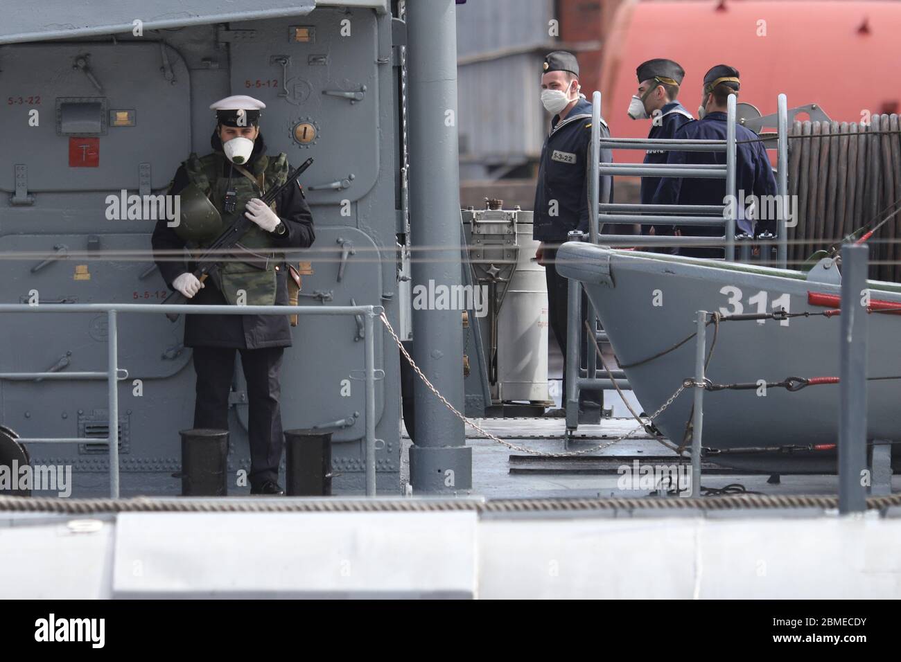 San Pietroburgo, Russia. 8 maggio 2020. I marinai della marina che indossano maschere facciali come misura preventiva sono visti a bordo di una nave militare ormeggiata all'argine del fiume Neva un giorno prima della celebrazione. La festa nazionale, il giorno della Vittoria sarà celebrato il 9 maggio in Russia. Credit: SOPA Images Limited/Alamy Live News Foto Stock