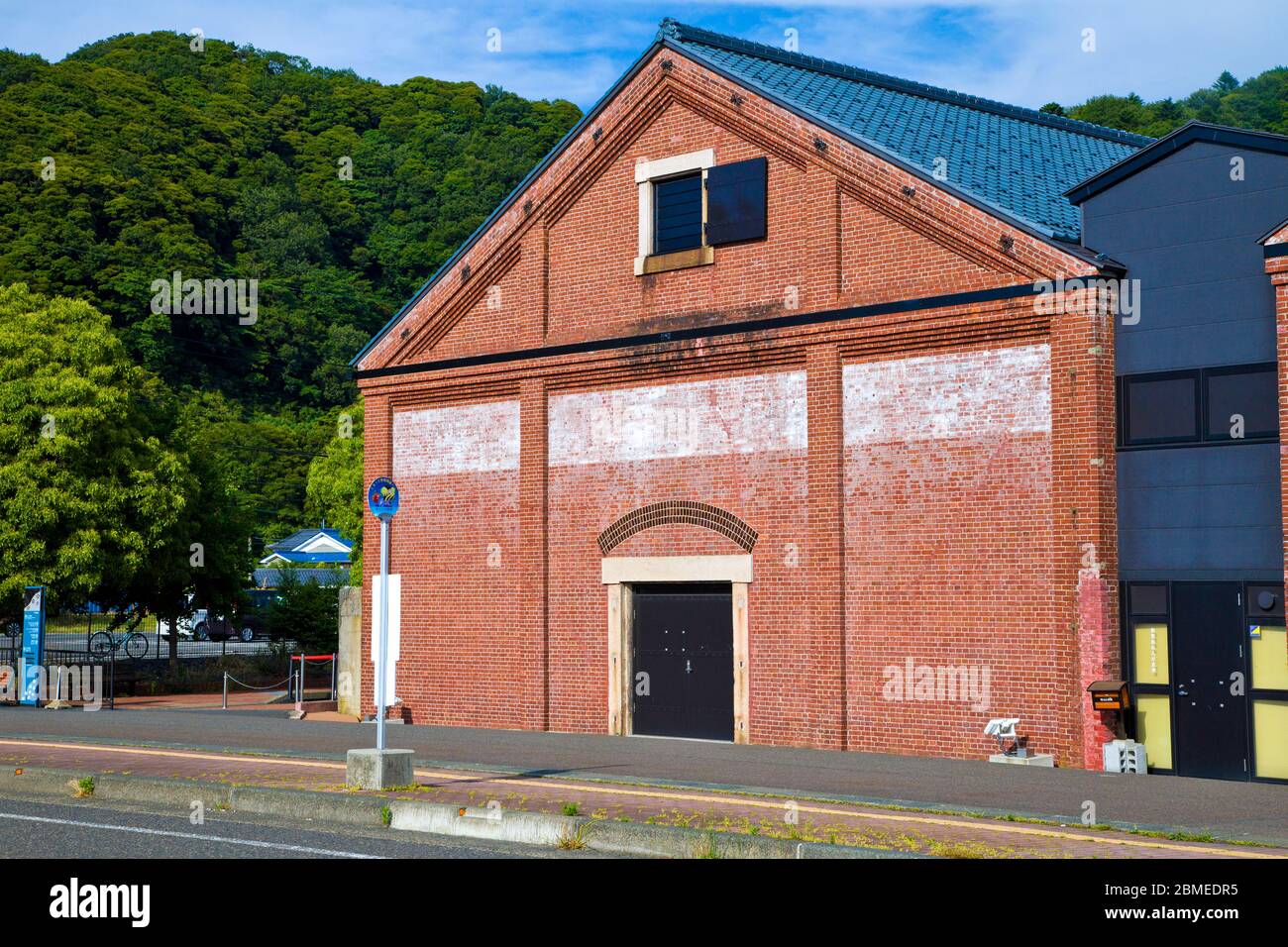 Tsuruga Red Brick Warehouse è un paio di edifici di magazzino situati all'interno del porto di Tsuruga nella città di Tsuruga, prefettura di Fukui, Giappone. Foto Stock