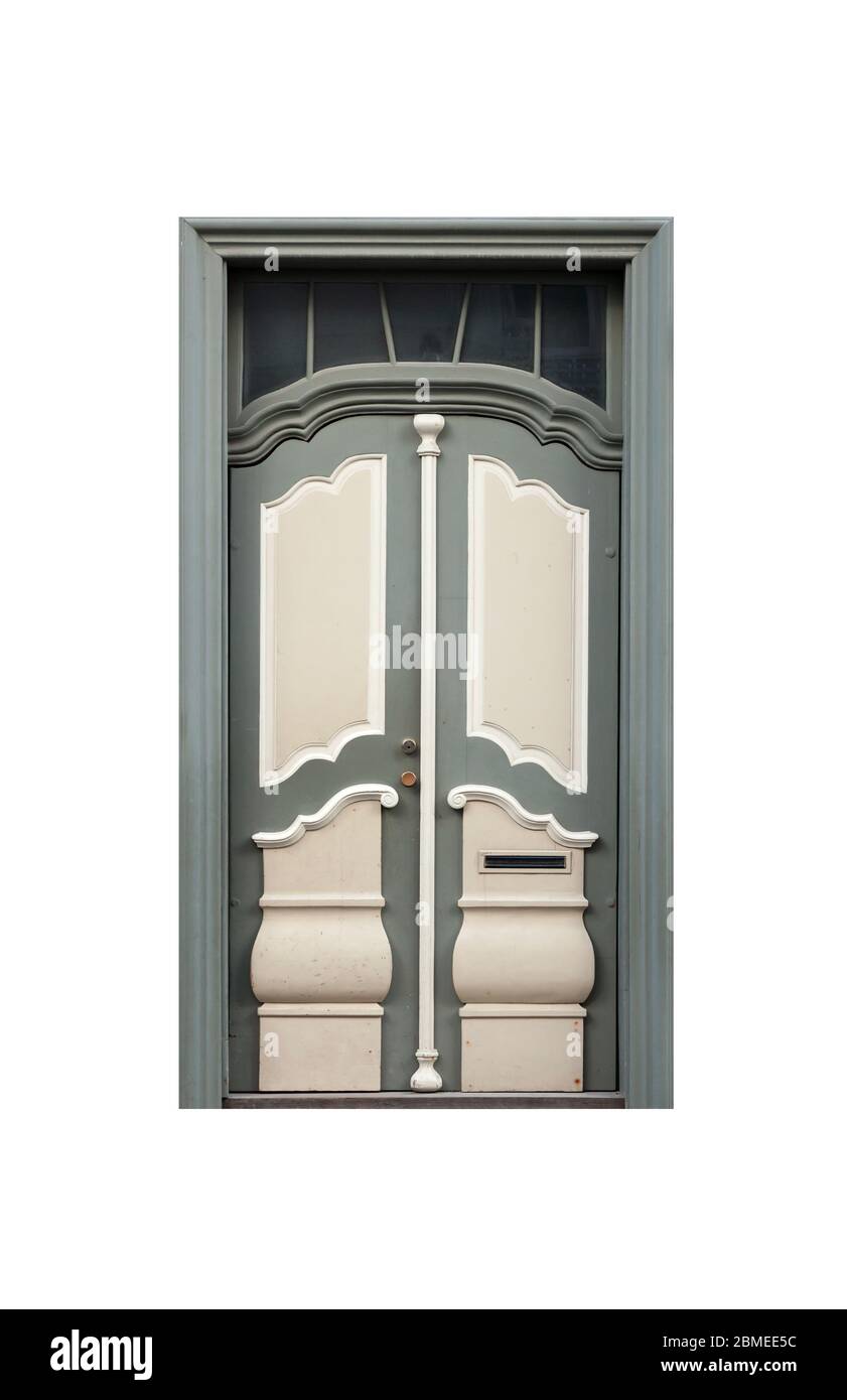 Porta di legno con elementi decorativi nella facciata dell'edificio vecchio isolata su sfondo bianco Foto Stock